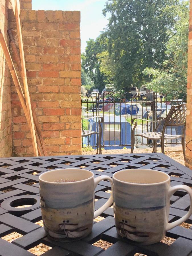 River Courtyard Apartment In The Heart Of Stneots Saint Neots Exterior foto