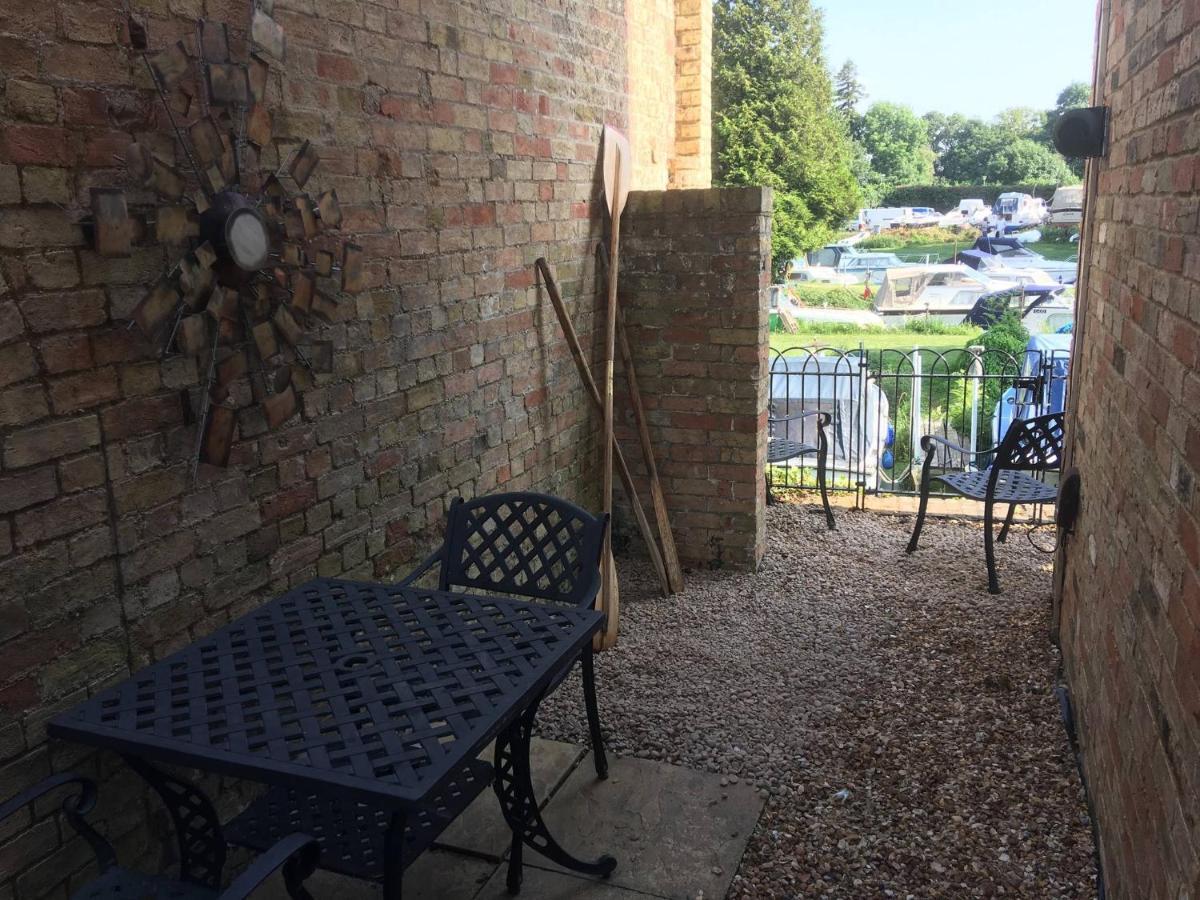 River Courtyard Apartment In The Heart Of Stneots Saint Neots Exterior foto